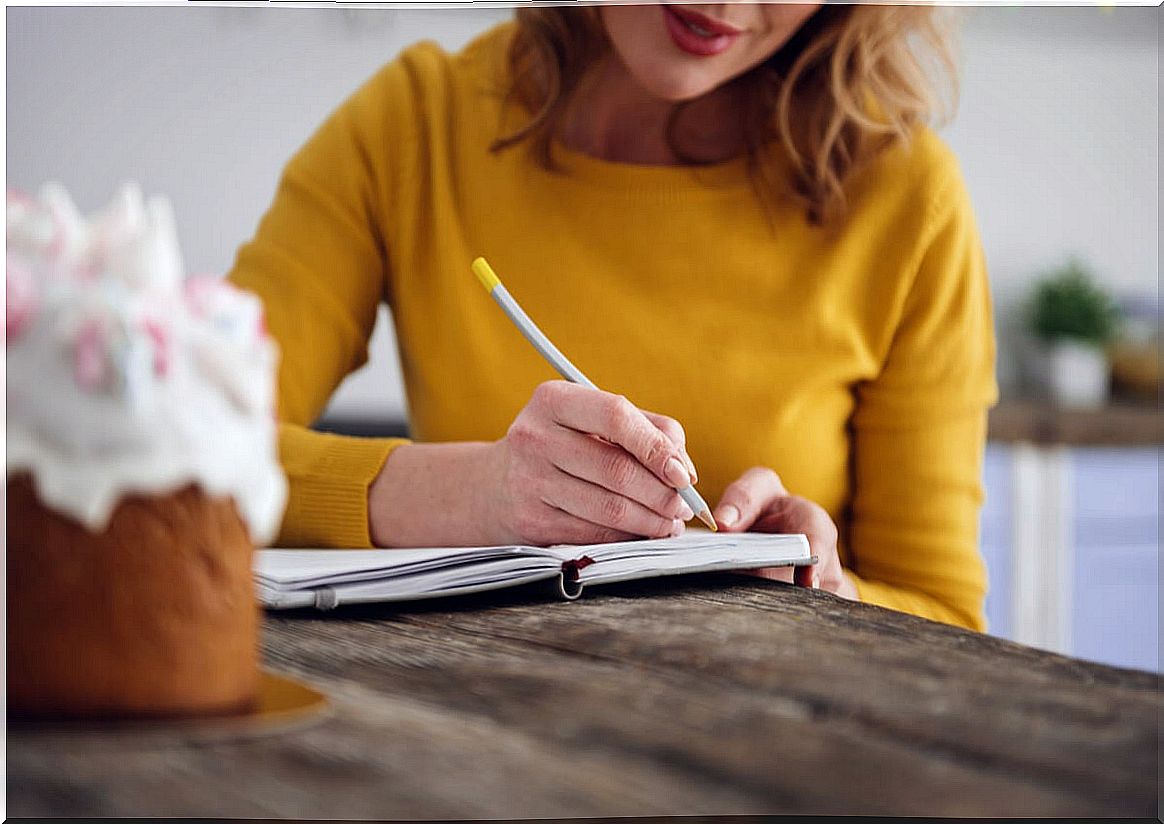 Woman jotting things down in a notebook