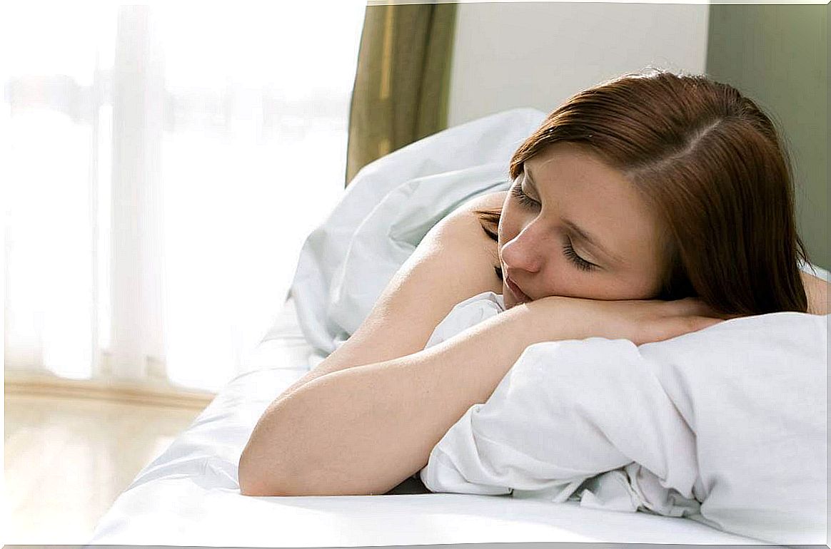 woman experiencing cortisol response upon waking 