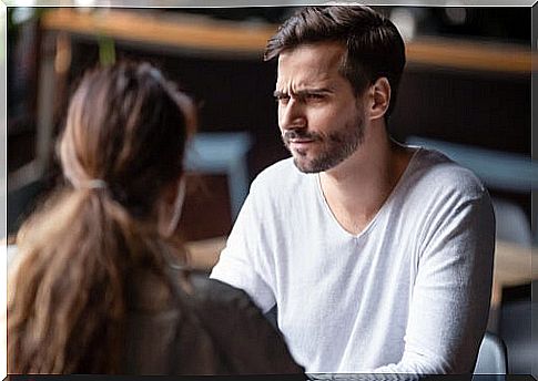 Man talking to a narcissistic woman who lies