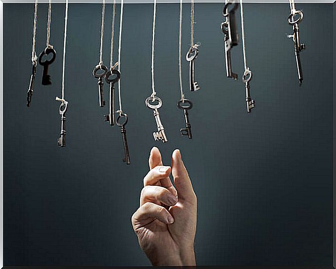 hand picking up keys symbolizing intuitive thinking