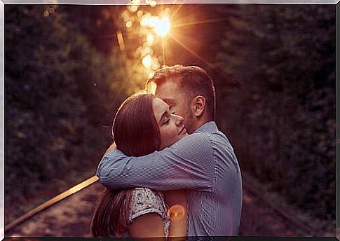 Couple embracing in the middle of a park