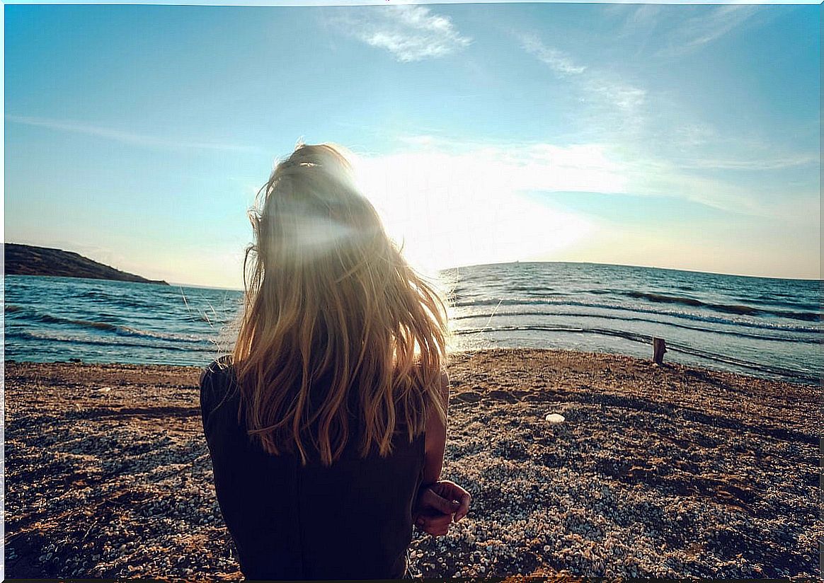 Woman with her back turned on the beach