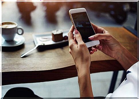 Person reading a message on his mobile